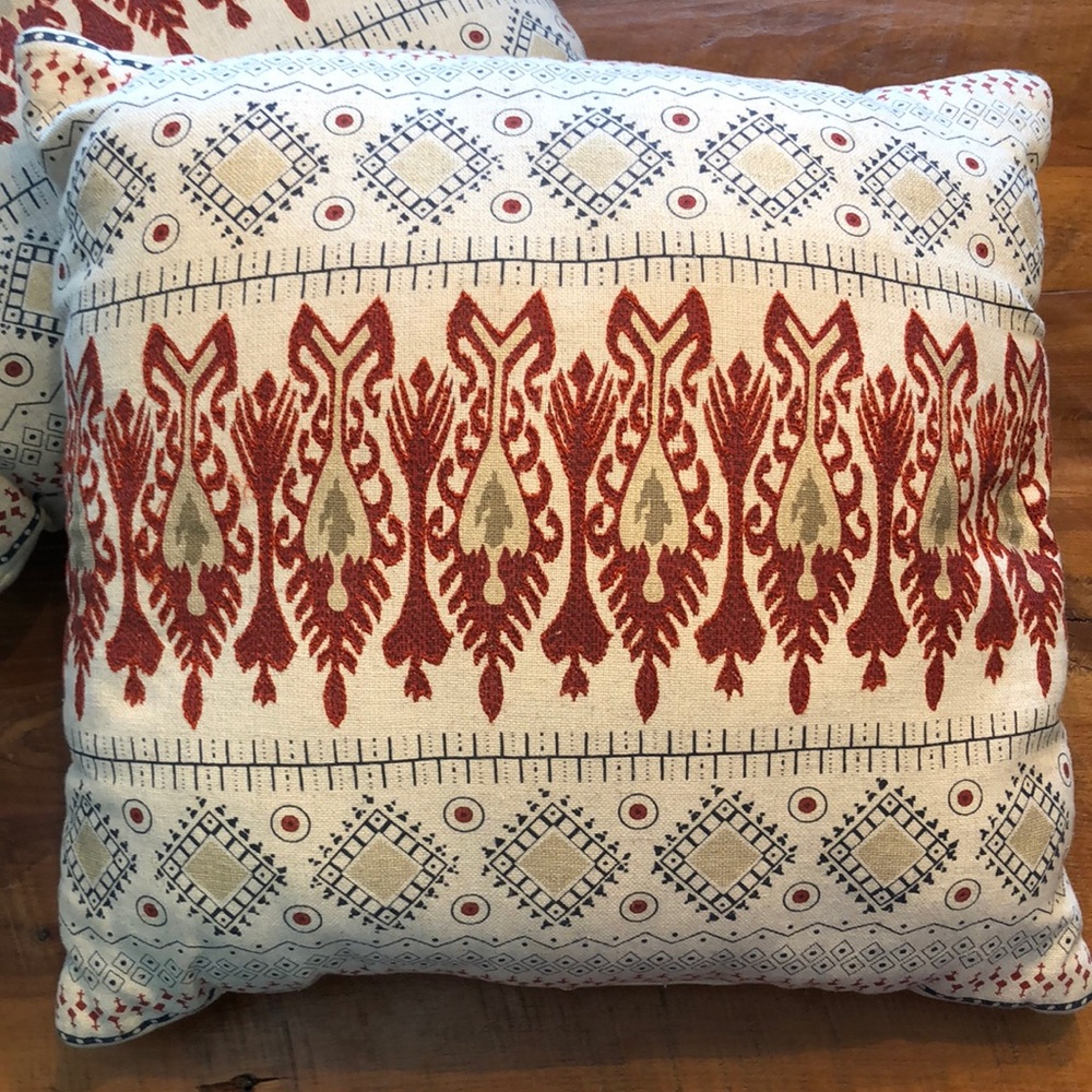 Set of 2 throw pillows